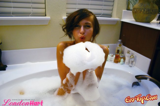 Горячая девушка купается в пенной ванне фото